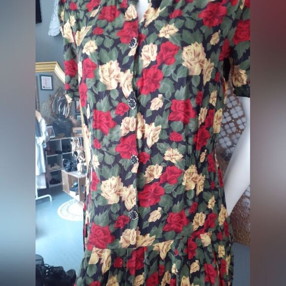 Vintage Dark Floral Button-Down Dress - Picture 15 of 16